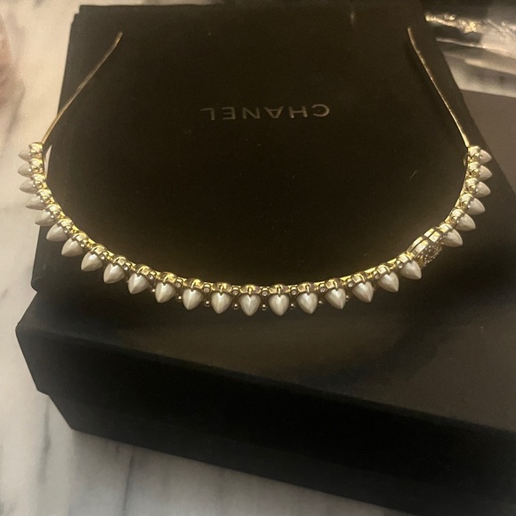 Authentic Chanel pearl headband - Picture 8 of 12